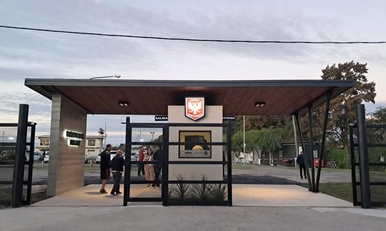 Fachada principal del nuevo ingreso al predio de Bernal del Ateneo Don Bosco