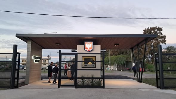 Fachada principal del nuevo ingreso al predio de Bernal del Ateneo Don Bosco