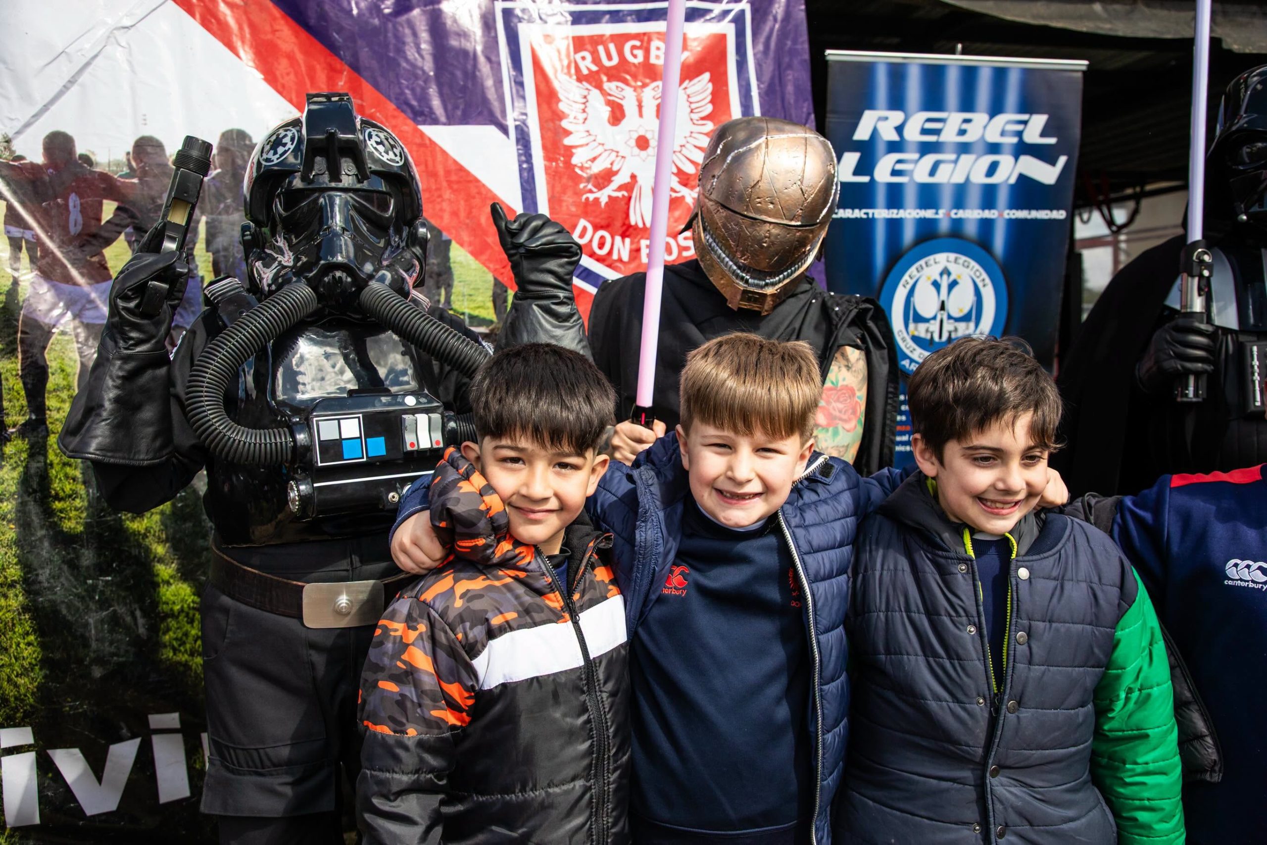 Chicos posando con personajes de Star Wars frente al cartel de Don Bosco Rugby durante el encuentro del 5 de septiembre