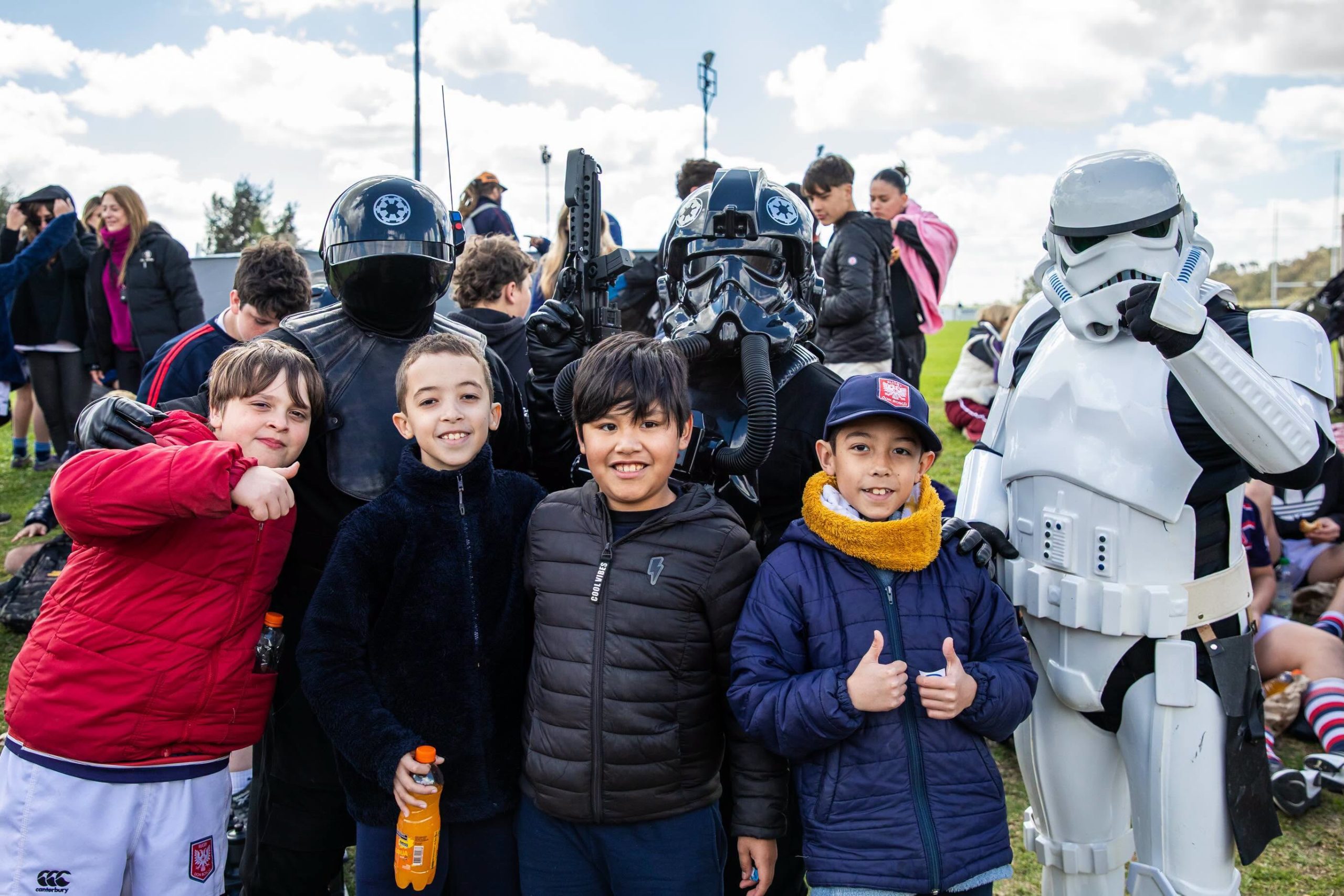 Chicos del Rugby Infantil del Ateneo Don Bosco posando con Stormtroopers durante el encuentro del 5 de septiembre de 2026