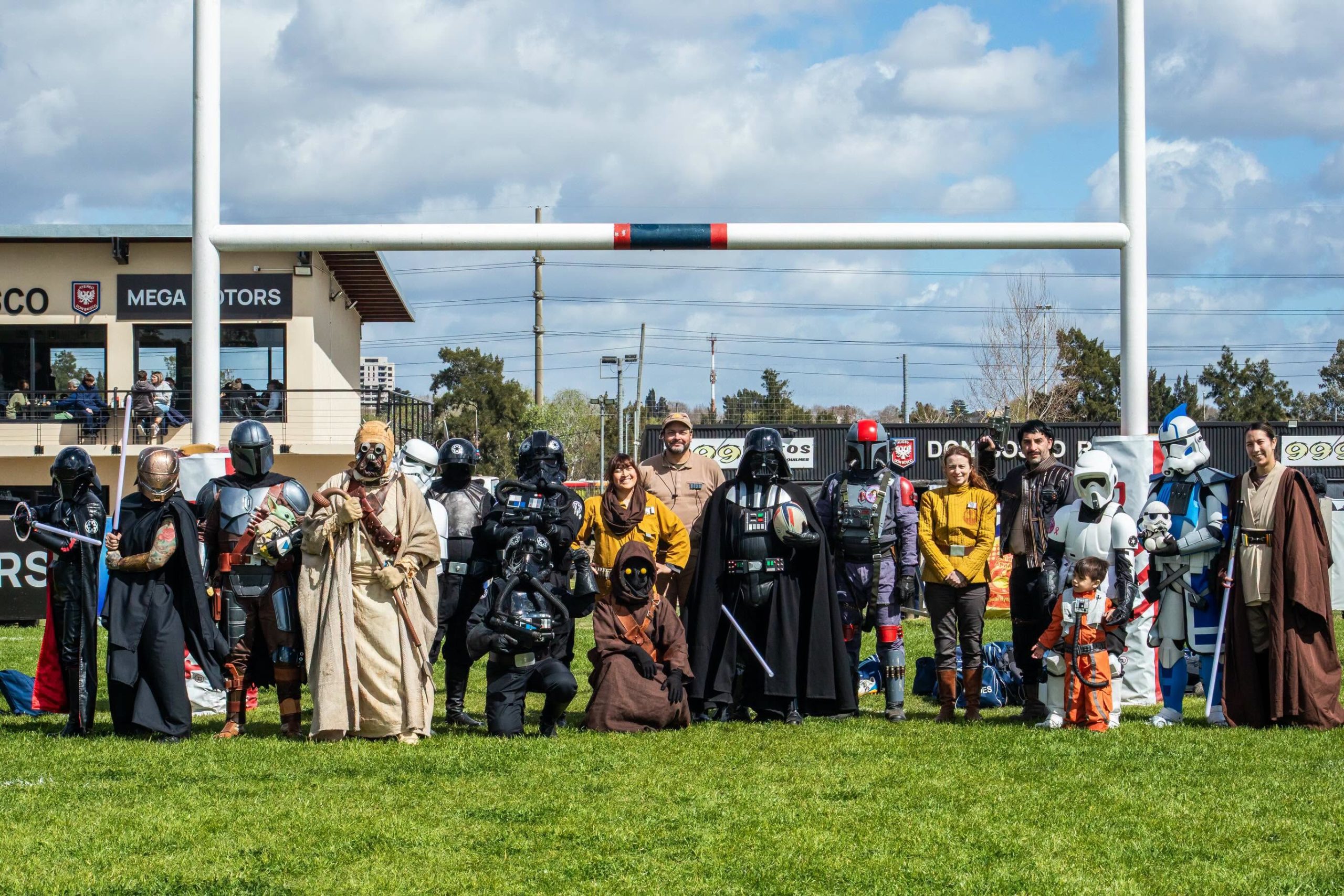 Agrupaciones de Star Fans Argentina reunidas frente a los postes del Predio de Bernal de Don Bosco Rugby