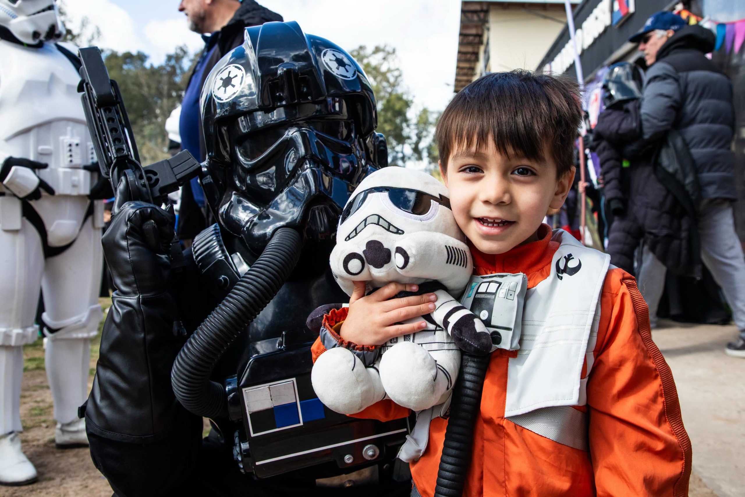 Nene disfrazado de piloto rebelde junto a un personaje del Imperio en el evento Un Encuentro de Otra Galaxia
